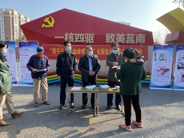 莒南县市场监管局多措并举开展“携手共建药物警戒生态”宣传活动