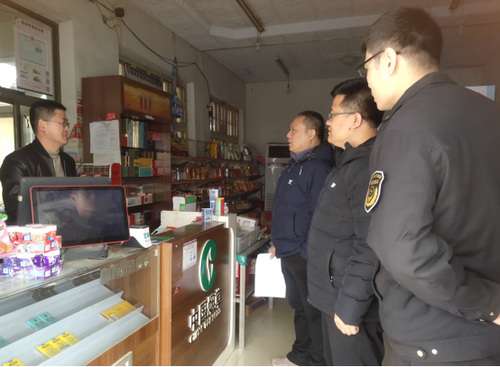 朱芦市场监管所联合镇农安办开展农资市场检查工作408.png