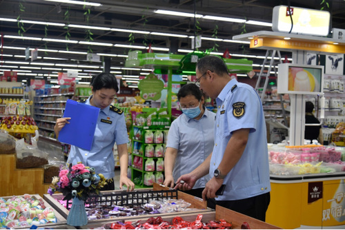 临沂市兰山区市场监督管理局对辖区内连锁超市开展“行政约谈后跟踪检查”435.png