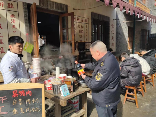 临沂河东区市场监管局：春节监管不断档 食安守护不打烊343.png