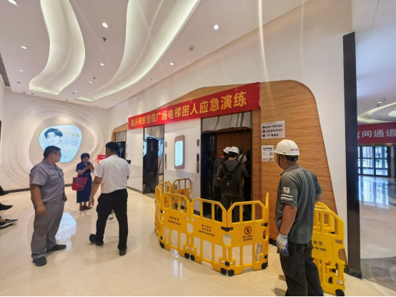 临沂市河东区市场监督管理局组织开展2025年“安全生产月”电梯安全宣传暨应急救援演练活动307.png